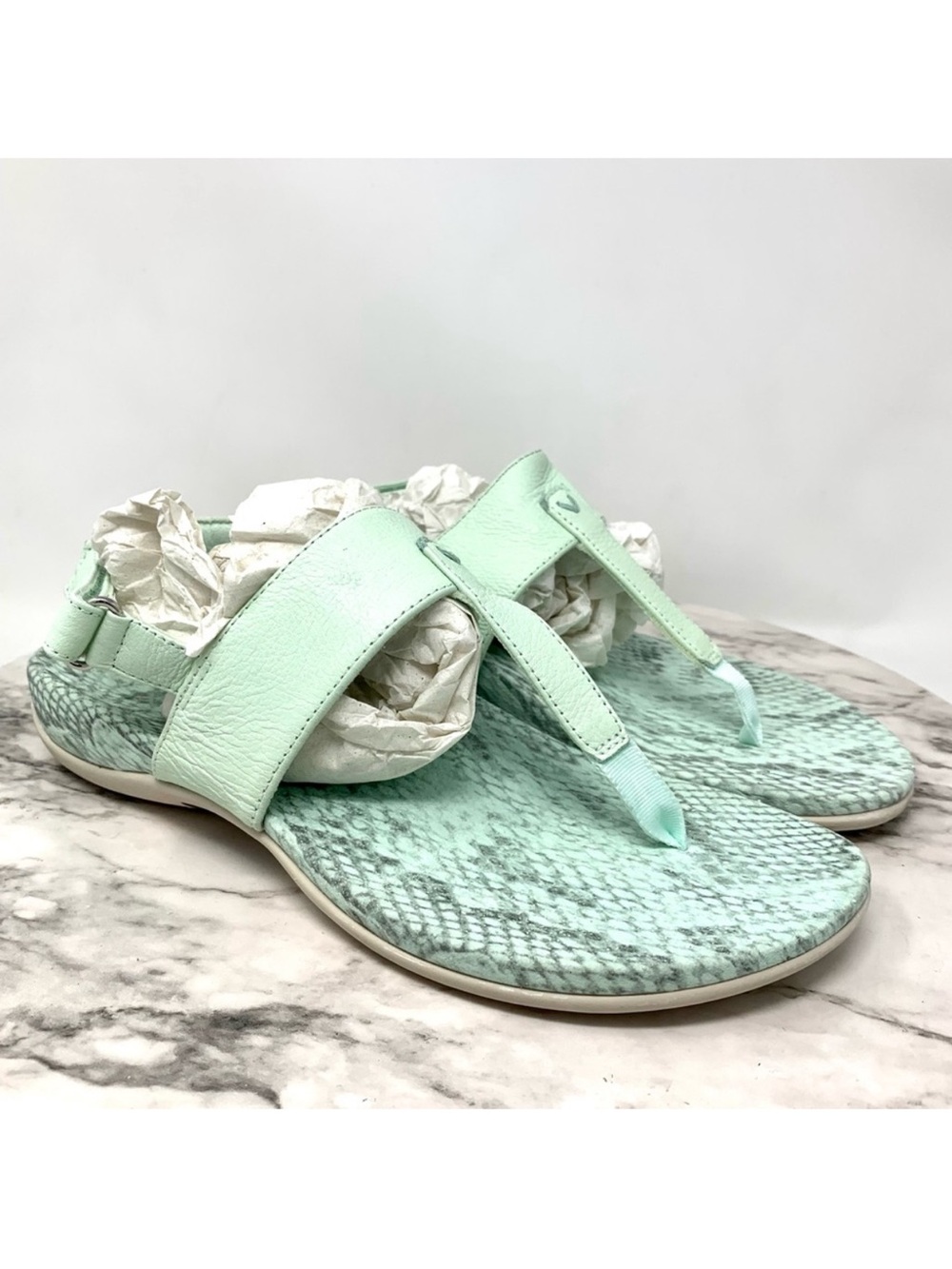 Vionic Tala T-Strap Comfort Sandals 8 Wide Sporty Summer Preppy Resortwear Chic